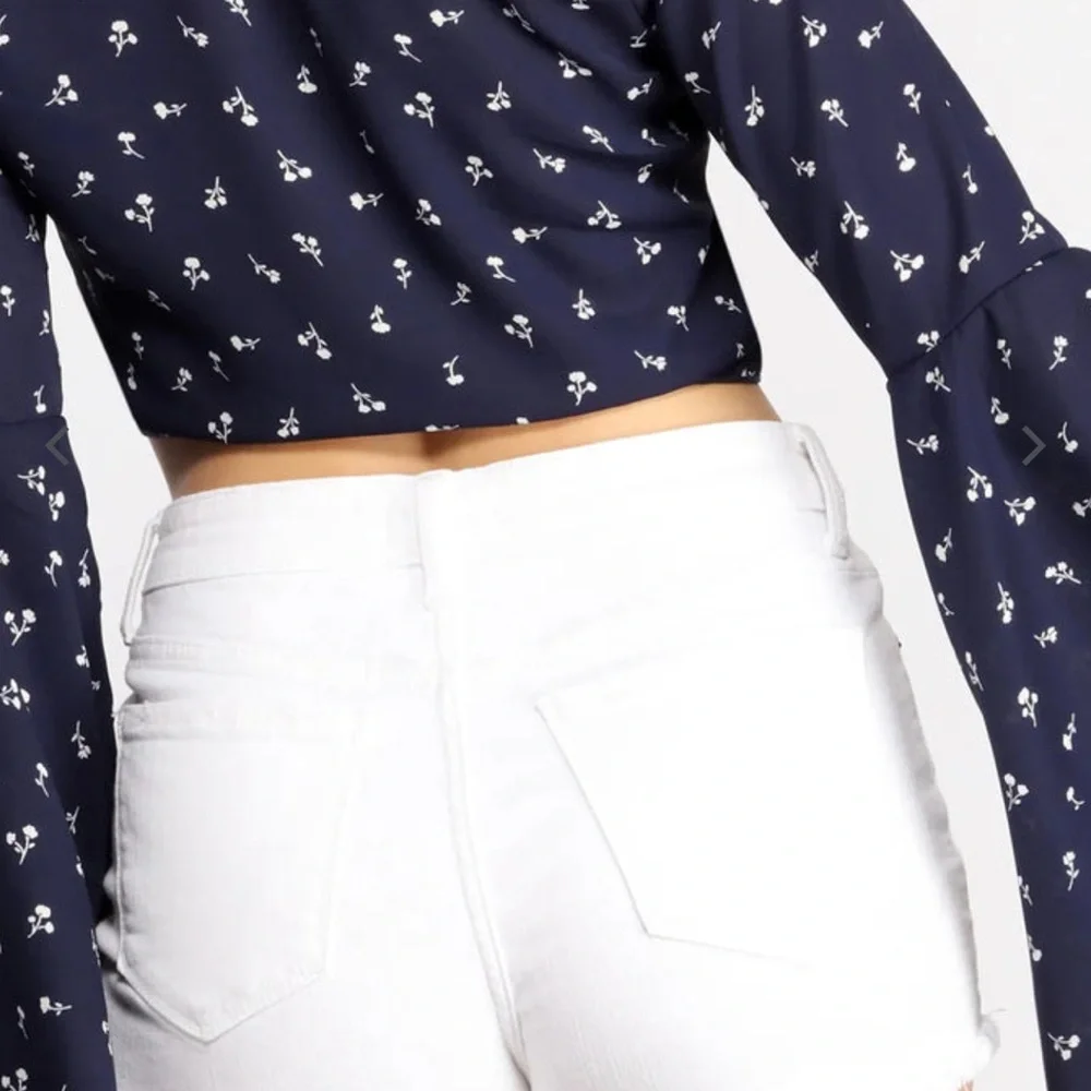 💙🤍 Windsor Sweet Floral Bell Sleeve Top 🤍💙 - Picture 3 of 4